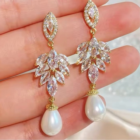 Cubic Zirconia Leaf Dangle Earrings Bride Earrings - Picture 1 of 3